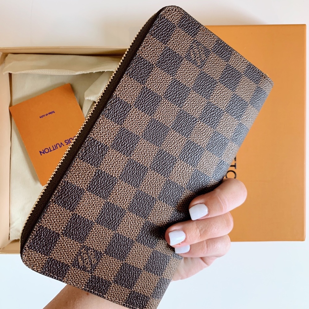 Louis Vuitton ZIPPY organizer wallet - EUC